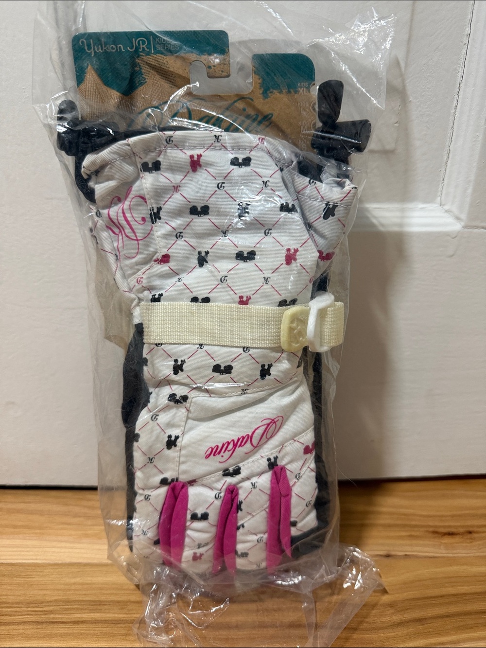 NWT Dakine Yukon White and Pink Junior Ski Gloves